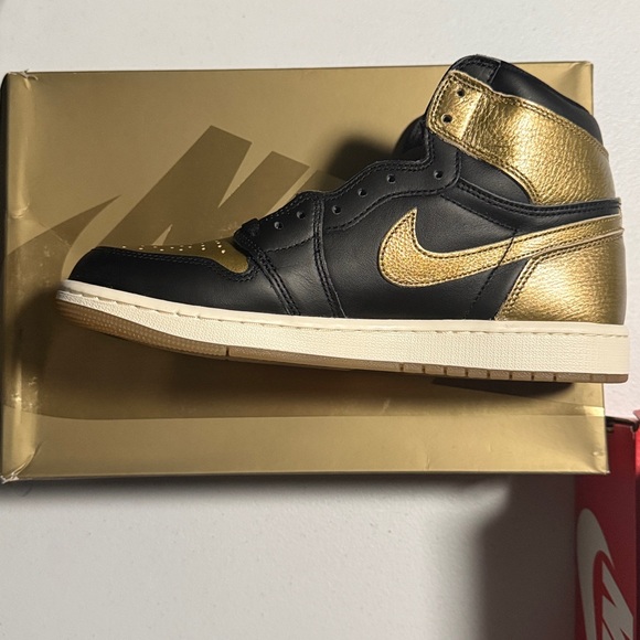 Nike air Jordan 1 retro high OG  Black and Gold Athletic Shoes - Picture 1 of 4